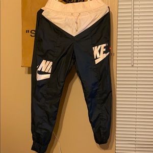 Women’s Nike windbreaker pants